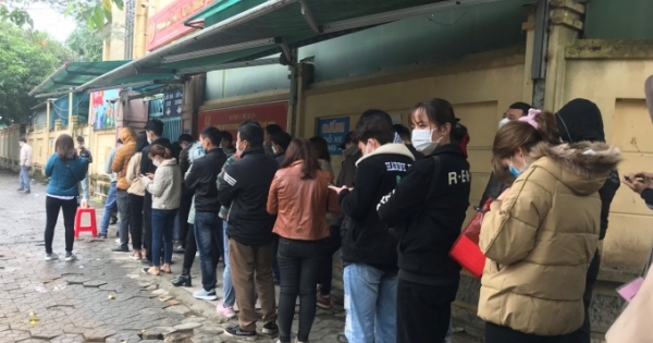 Người dân "nối đuôi" chờ làm hộ chiếu xuất ngoại ngày đầu năm tại Nghệ An