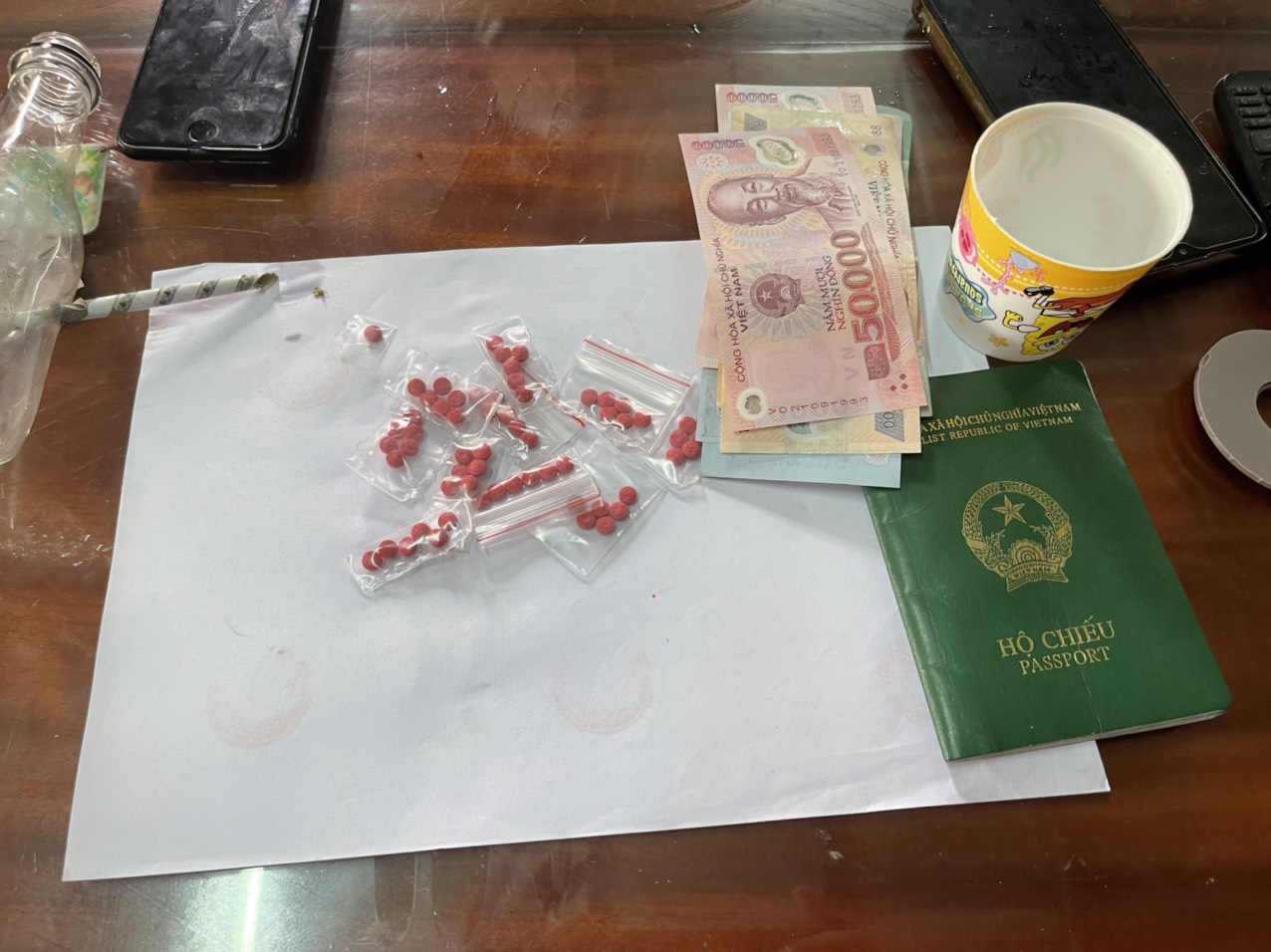 Số ma túy hồng phiến thu giữ được tại nhà của Ngô Minh Hợi.