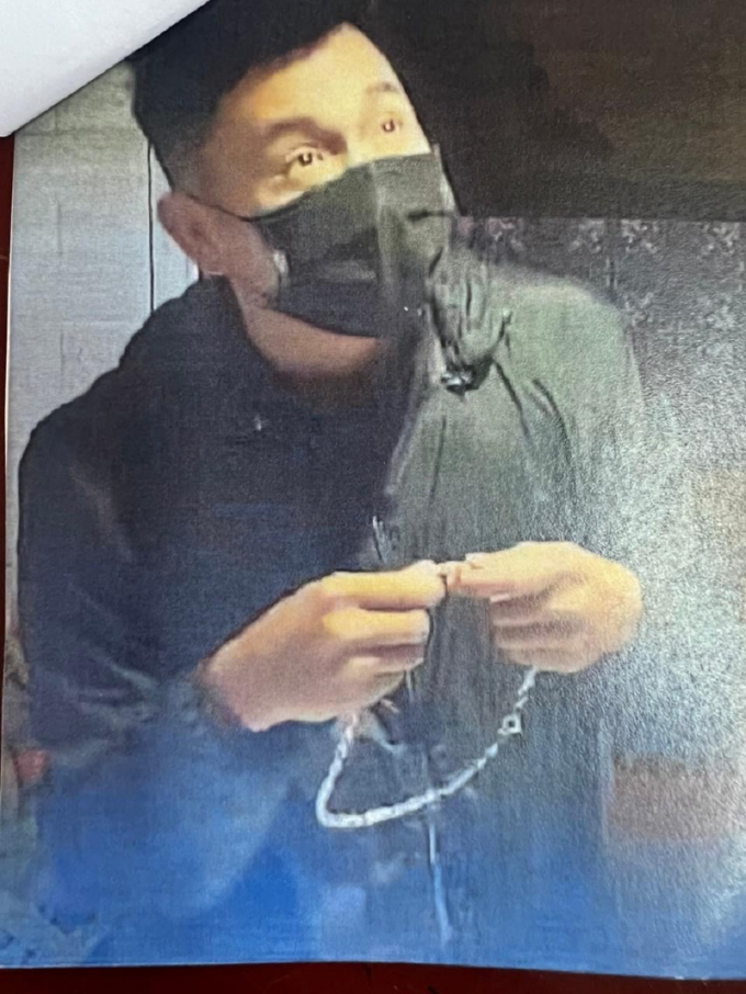 Truy tìm nghi phạm cướp giật ở tiệm vàng ở Hà Nội