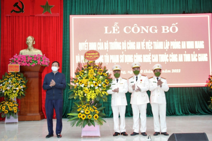 Đồng chí Lê Ô Pích - Phó Chủ tịch UBND tỉnh Bắc Giang đã đến tham dự và tặng hoa chúc mừng.