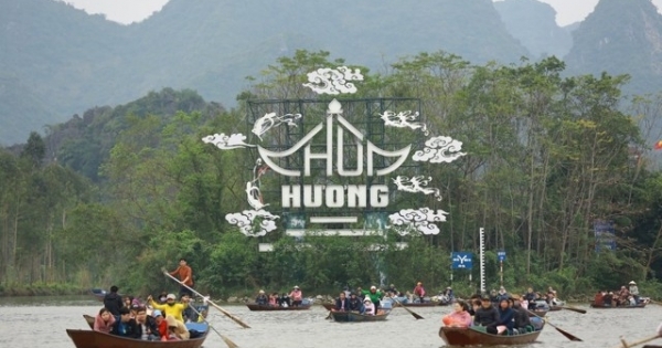 Tranh, giành khách tại Chùa Hương: Nhiều “cò mồi” bị xử lý