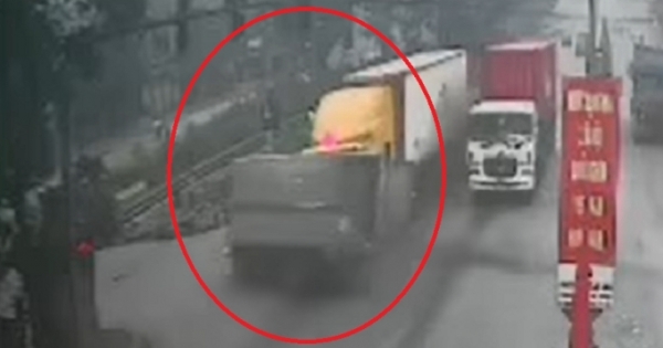 Video: Kinh hoàng cảnh xe tải sang đường bất cẩn bị Container "húc" trực diện văng xa hàng chục mét