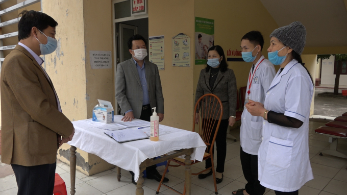 Chủ tịch UBND huyện Tiên Du Nguyễn Đại Đồng kiểm tra các công tác phòng, chống dịch tại Trạm y tế xã Đại Đồng.