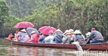 Bất chấp mưa lạnh, dòng người nườm nượp trẩy hội Chùa Hương