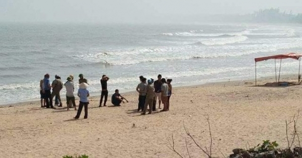 Hà Tĩnh: Đi đánh cá phát hiện thi thể người phụ nữ trên bờ biển