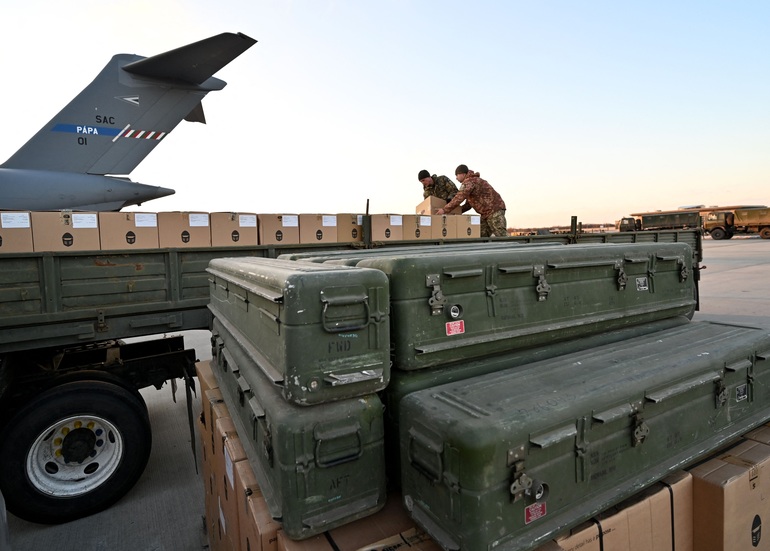 Viện trợ quân sự của Mỹ được chuyển tới Kiev, Ukraine hôm 13/2 (Ảnh: AFP).