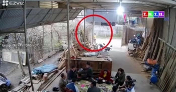 Video: Rợn người cảnh bé gái bị bức tường đổ trúng người bất tỉnh