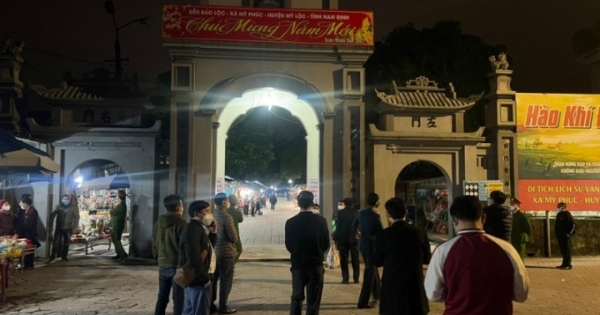 Nam Định: Đền Trần đóng cửa đêm khai ấn, người dân vái vọng từ ngoài cổng