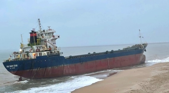Giải cứu 11 thuyền viên tàu hàng gần 5.000 tấn mắc cạn ở vùng biển Hà Tĩnh