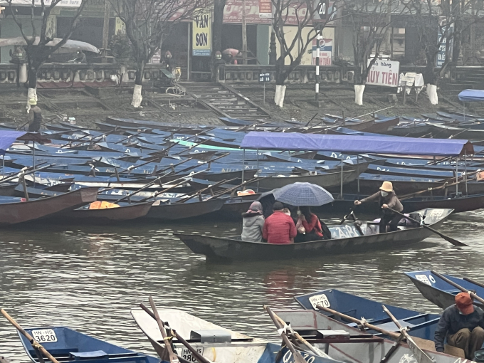 Để đảm bảo an toàn trong phòng, chống dịch COVID-19, các cabin cáp treo hay thuyền đò đều được yêu cầu giảm số người vận chuyển.