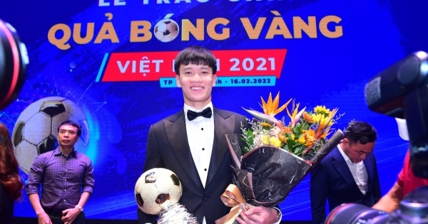 Tiền vệ Hoàng Đức giành Quả bóng Vàng Việt Nam 2021