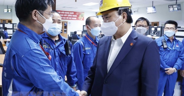 Chủ tịch nước thăm, tặng quà công nhân Công ty lọc hóa dầu Bình Sơn