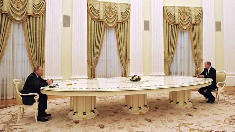 Tổng thống Nga Vladimir Putin và Thủ tướng Đức Olaf Scholz hội đàm trên chiếc bàn ngoại cỡ tại Moscow (Ảnh: Sputnik).