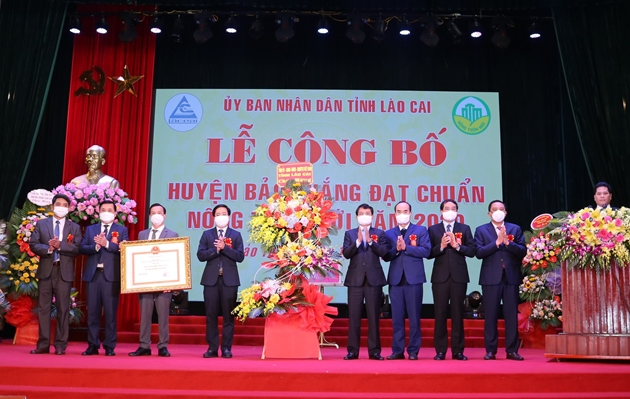Toàn cảnh buổi lễ công bố huyện Bảo Thắng là huyện đầu tiên của tỉnh Lào Cai đạt chuẩn nông thôn mới.