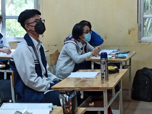 Học sinh đeo khẩu trang và chuẩn bị bình nước cá nhân khi học trực tiếp. (Ảnh: Phạm Mai/Vietnam+).