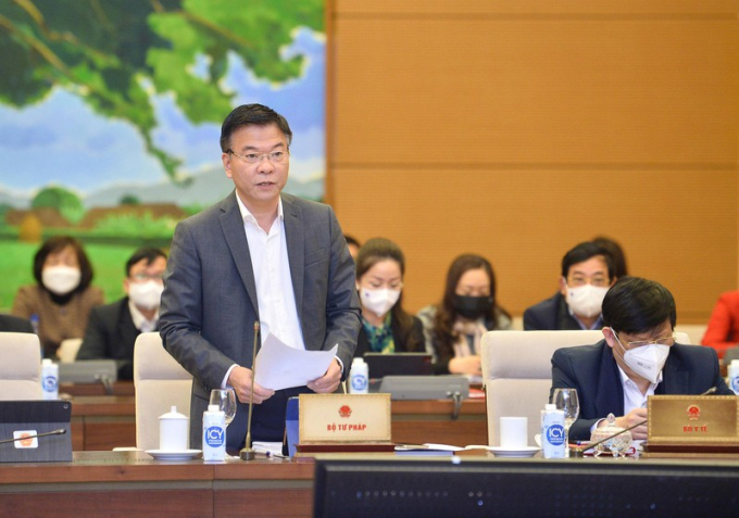 Bộ trưởng Bộ Tư pháp Lê Thành Long trình bày Tờ trình tại phiên họp.