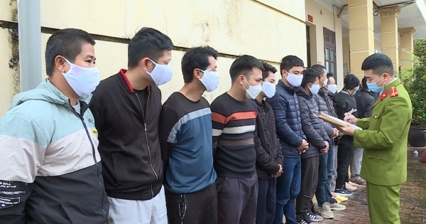 Hưng Yên: Bắt giữ nhóm công nhân đang sát phạt nhau trên "chiếu bạc" trong thùng container