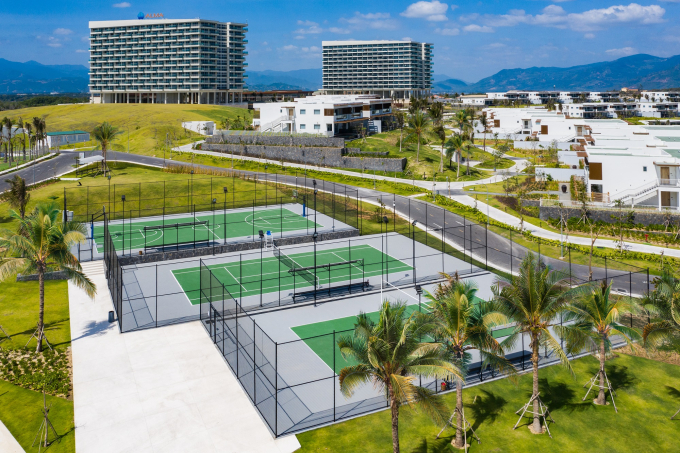 Tổ hợp Sân bóng rổ, bóng chuyền, tennis - một trong những tiện ích ngoài trời được nhiều du khách ưa thích tại ALMA Resort