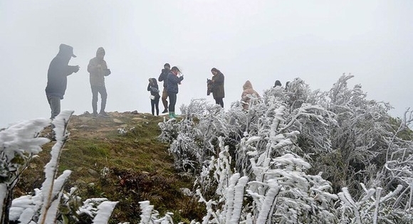 Thời tiết hôm nay: Khu vực núi cao phía Đông Bắc Bộ có nơi xấp xỉ 0 độ, khả năng có băng giá