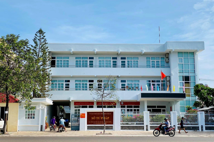 Sở Tư pháp tỉnh Bình Thuận đã có văn bản gửi các Văn phòng công chứng trên địa bàn tỉnh ngăn chặn giao dịch tài sản của 5 cá nhân là cựu Chủ tịch UBND tỉnh và 4 lãnh đạo vừa bị bắt (Ảnh: A.X).