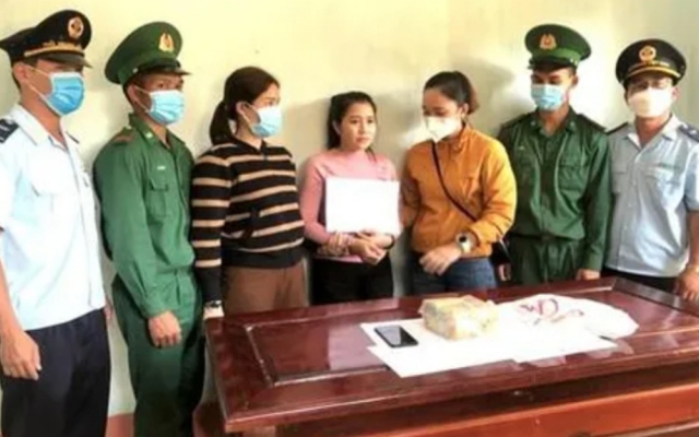 Bắt giữ 1 phụ nữ người Lào vận chuyển 1kg ma túy