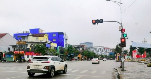 Nghệ An: Dỡ biển "đèn đỏ được phép đi thẳng" ở các tuyến đường
