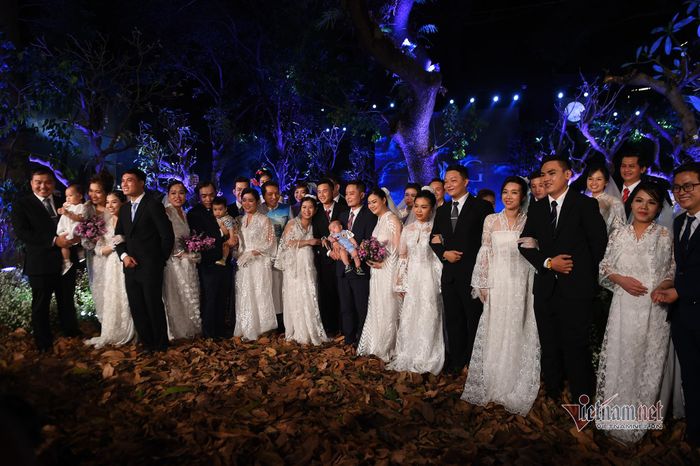 20 cặp đôi được tổ chức đám cưới tập thể trong khuôn viên Bệnh viện Quân y 175 ở quận Gò Vấp, TP.HCM vào đêm 20/2