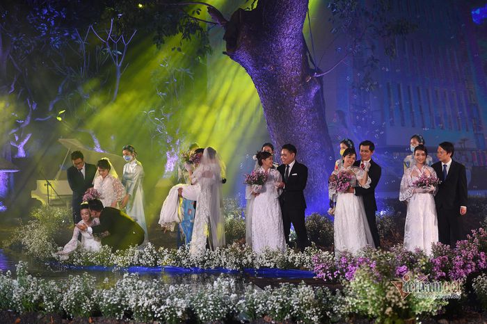 Sân khấu được tổ chức công phu, hoành tráng kết hợp giữa thời trang, văn nghệ và tiết mục trình diễn của 20 cặp đôi trong ngày cưới