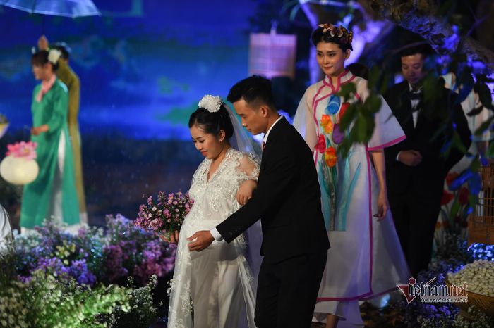 Một cô dâu mang bầu trong lễ cưới