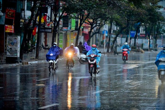 Hà Nội có mưa rào, gió rét khiến người đi đường vô cùng vất vả.