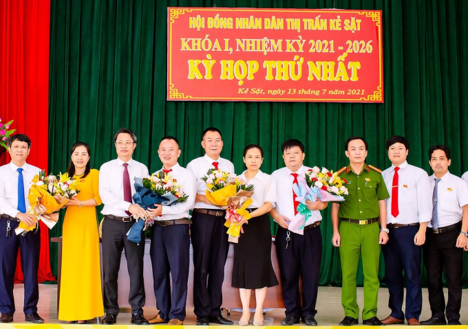Ông Quách Văn Hưng (thứ 4 từ trái sang) và ông Phạm Đỗ Lâm (thứ 5 từ trái sang) được bầu giữ các vị trí chủ chốt của UBND thị trấn Kẻ Sặt.