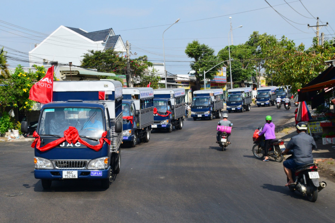 Sau lễ bàn giao đoàn xe đã diễu hành trên các tuyến đường chính của TP Phan Thiết.