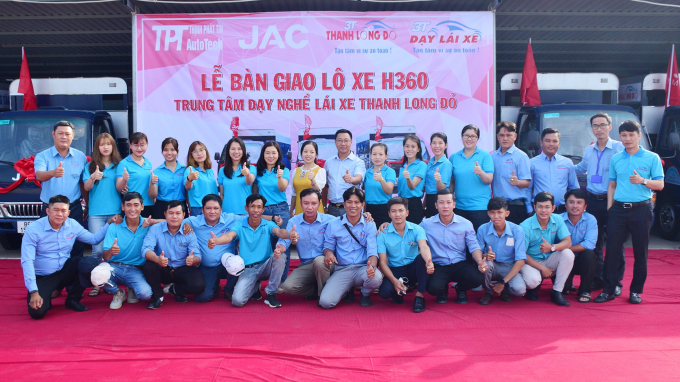 Lễ bàn giao 50 xe ô tô tập lái hạng C tại Trụ sở Cầu Cà Ty (TP Phan Thiết) của Trung tâm dạy nghề lái xe Thanh Long Đỏ.