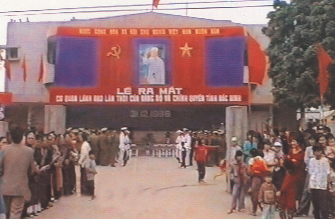 Quang cảnh lễ ra mắt cơ quan lãnh đạo lâm thời của tỉnh Bắc Ninh tại Trung tâm văn hóa tỉnh (ngày 31/12/1996). (Ảnh Bảo tàng tỉnh cung cấp).