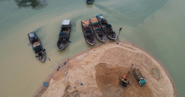 Nhức nhối nạn khai thác cát trái phép trên hồ Dầu Tiếng