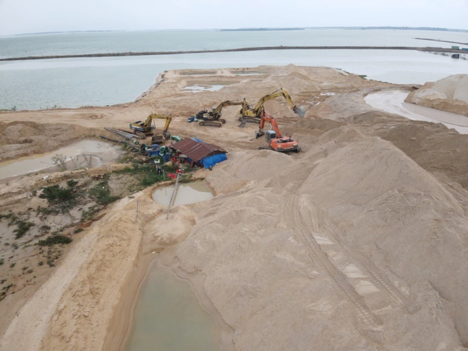 Hàng chục bãi cát nằm sát bờ, đe dọa an toàn bờ đập chính hồ Dầu Tiếng.