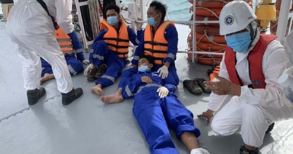 Vũng Tàu: Huy động trực thăng tìm kiếm người mất tích trong vụ đắm tàu