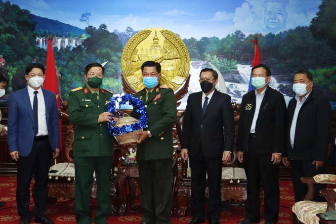 Đại tá Xăm Ly, Chỉ huy trưởng Quân sự Bộ Chỉ huy Quân sự tỉnh SaLaVan _Lào tặng quà cho LLVT tỉnh thừa Thiên Huế.