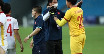 HLV Đinh Thế Nam ngăn tuyển thủ U23 ôm nhau ăn mừng: Lí do là gì?