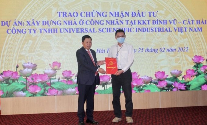Ông Lê Trung Kiên, Trưởng ban Ban Quản lý Khu kinh tế Hải Phòng trao giấy chứng nhận đầu tư Dự án xây dựng nhà ở công nhân cho đại diện Công ty TNHH Universal Scientific Industrial Việt Nam.