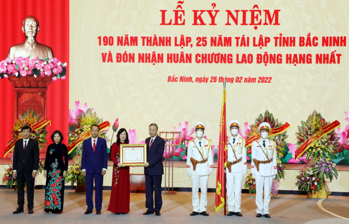 Thay mặt Đảng bộ, chính quyền và nhân dân tỉnh Bắc Ninh, đồng chí Đào Hồng Lan đón nhận Huân chương Lao động hạng Nhất.