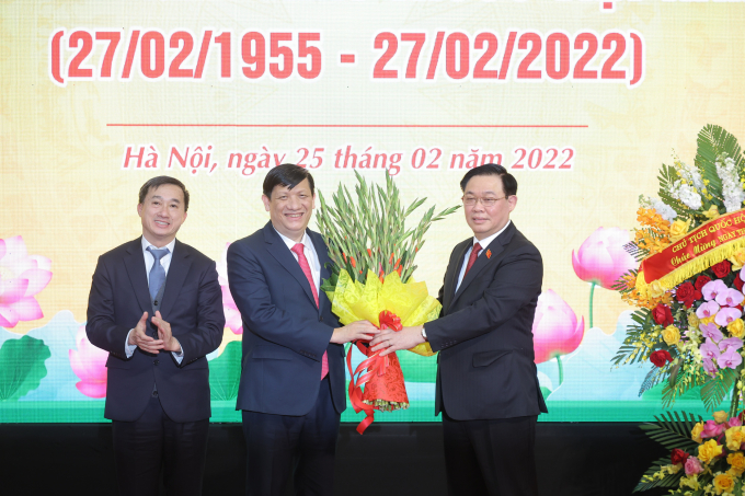 Chủ tịch Quốc hội Vương Đình Huệ tặng hoa chúc mừng ngành y tế nhân kỷ niệm 67 năm Ngày Thầy thuốc Việt Nam.
