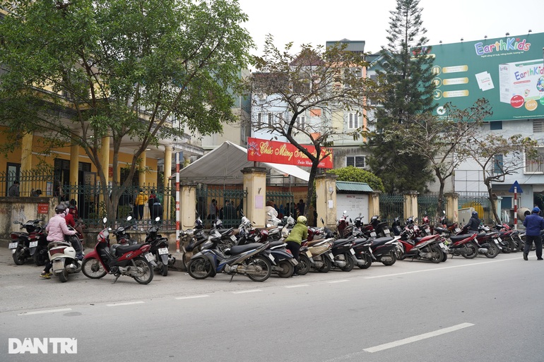 Theo ghi nhận, vào lúc hơn 9h sáng 26/2, tại khu vực nhà văn hóa phường Hoàng Liệt (quận Hoàng Mai, Hà Nội), hàng trăm người đã có mặt xếp hàng đợi lấy mẫu xét nghiệm để xác minh mình dương tính SARS-CoV-2 sau khi đã tự test nhanh tại nhà.
