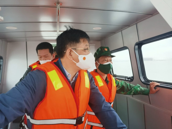 Thứ trưởng Nguyễn Xuân Sang, Phó chủ tịch chuyên trách Ủy ban ATGT Quốc Gia Khuất Việt Hùng trực tiếp xuống tàu cao tốc của đơn vị chức năng, ra vùng biển khu vực tàu gặp nạn, chỉ đạo khẩn công tác tìm kiếm.