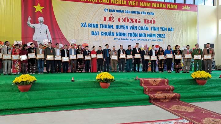Xã Bình Thuận khen thưởng các hộ gia đình tiêu biểu có thành tích trong xây dựng nông thôn mới