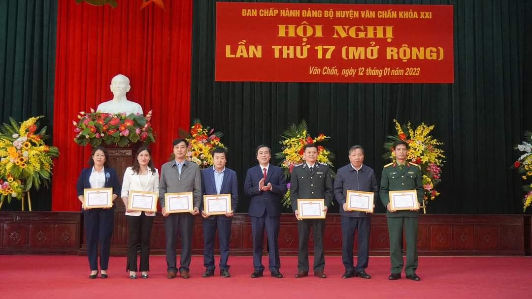 Đảng bộ xã Bình Thuận là 1 trong 6 chi, đảng bộ cùng với Trung tân Chính trị huyện được Huyện ủy biểu dương khen thưởng năm 2022.