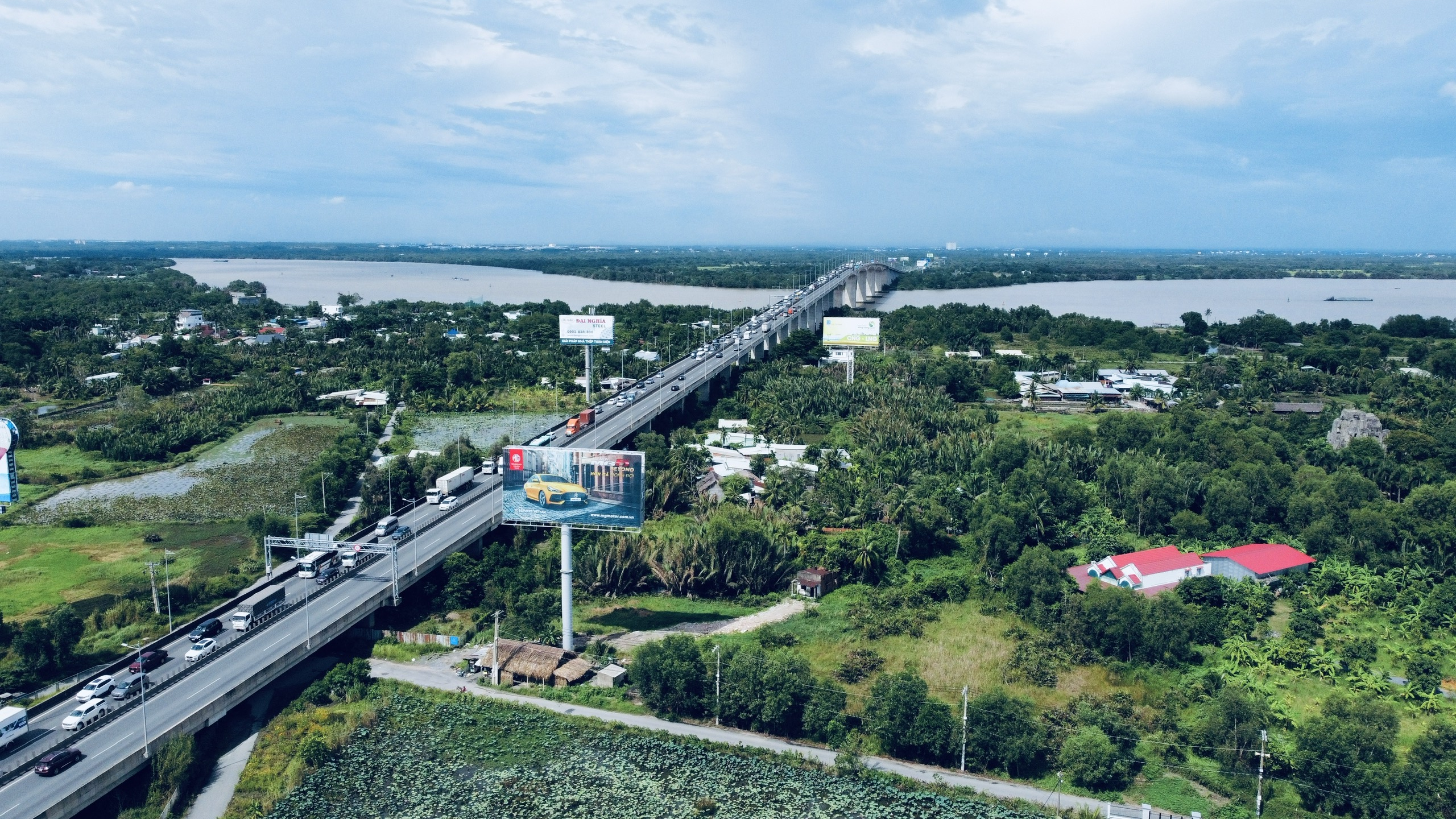 Cầu Long Thành nối liền TP Hồ Chí Minh với tỉnh Đồng Nai.