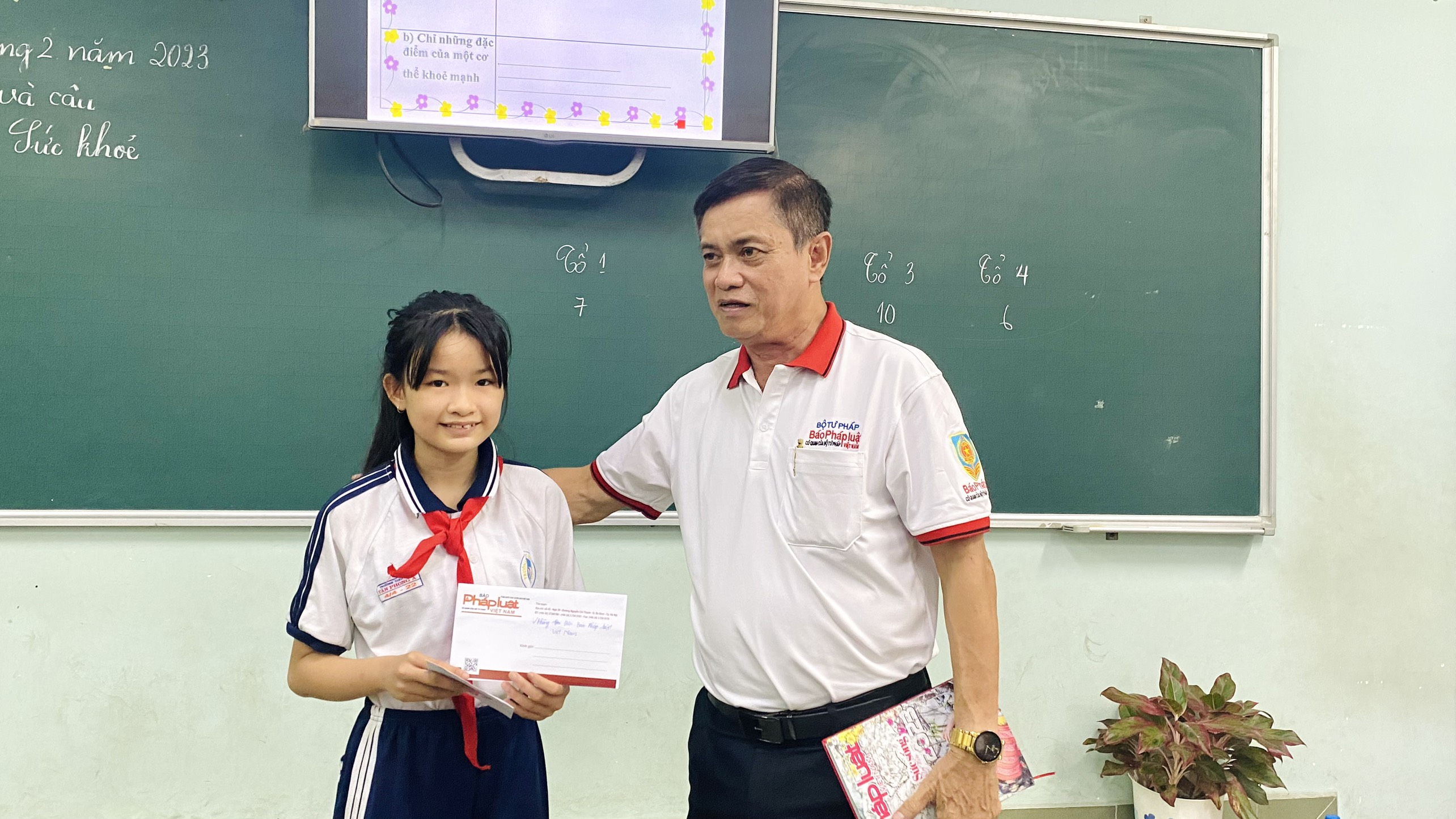 Báo Pháp luật Việt Nam – VP Đông Nam Bộ trao tặng phần quà đến em Nhi.