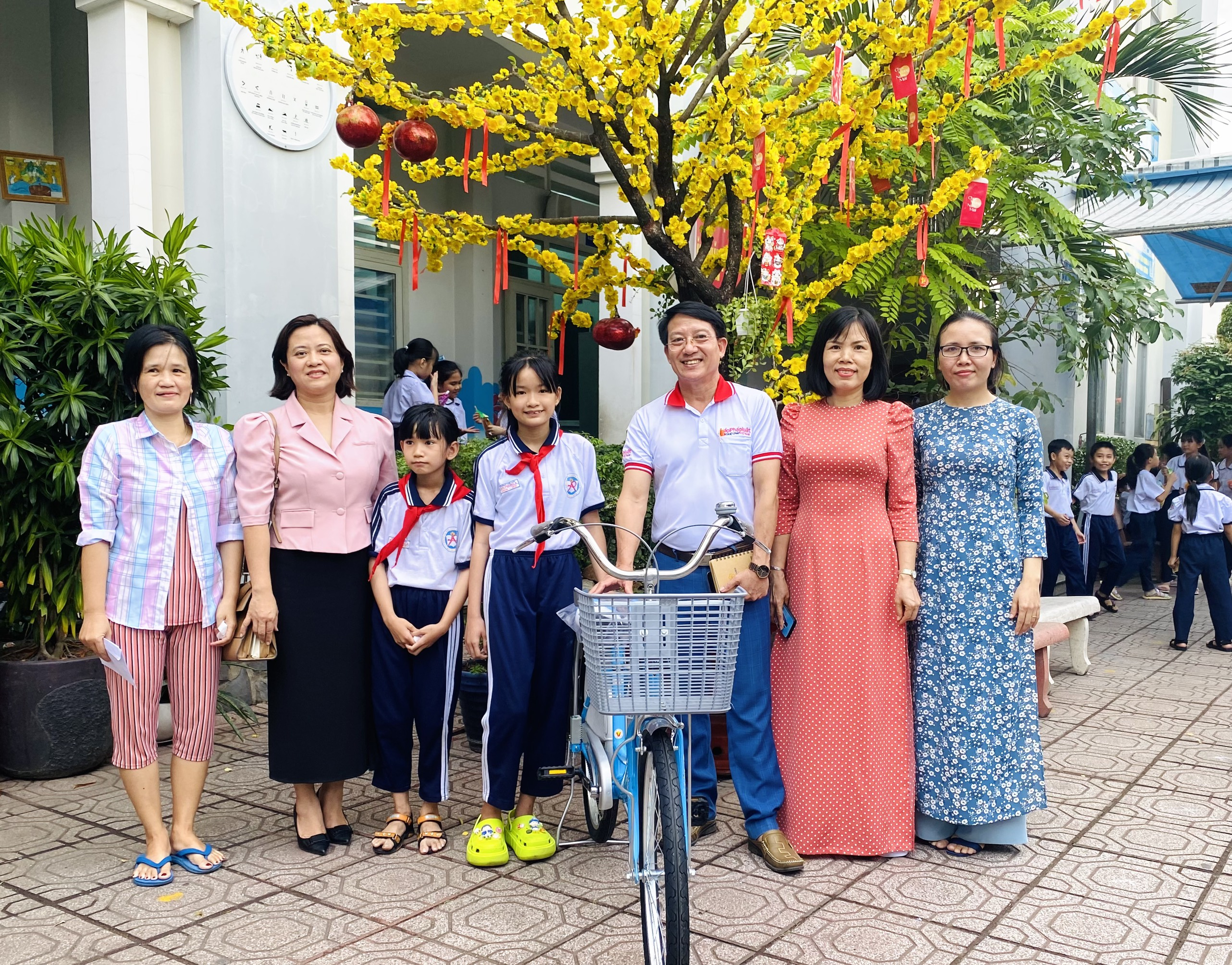 Báo Pháp Luật Việt Nam - VP Đông Nam Bộ tặng em Nhi xe đạp, tiếp bước em đến trường.