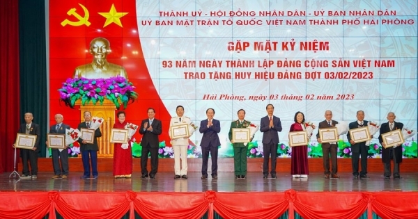 Hải Phòng tổ chức kỷ niệm 93 năm Ngày thành lập Đảng Cộng sản Việt Nam và trao tặng Huy hiệu Đảng
